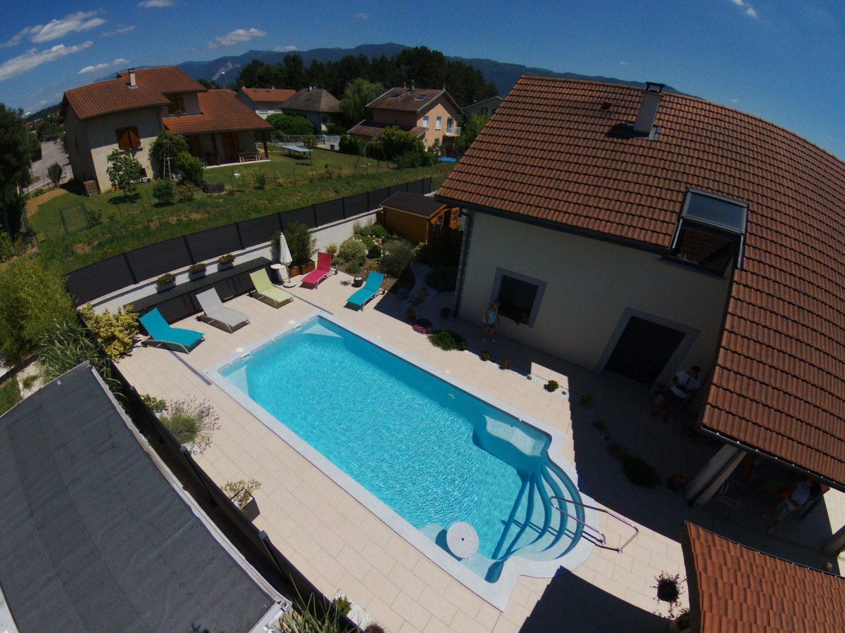 Piscine coque Freedom haut de gamme installée dans un jardin