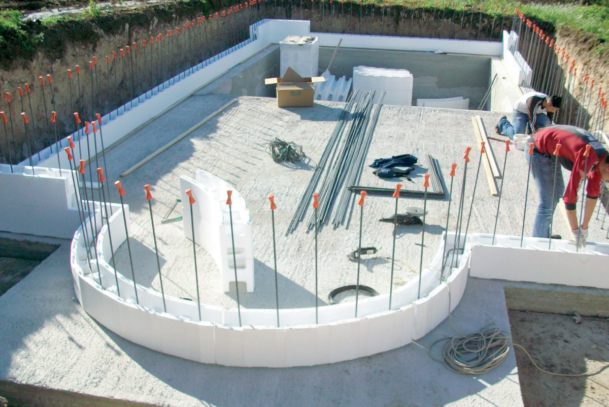 Construction d'une piscine en blocs polystyrène Isoblock avec ferraillage avant coulage du béton armé.