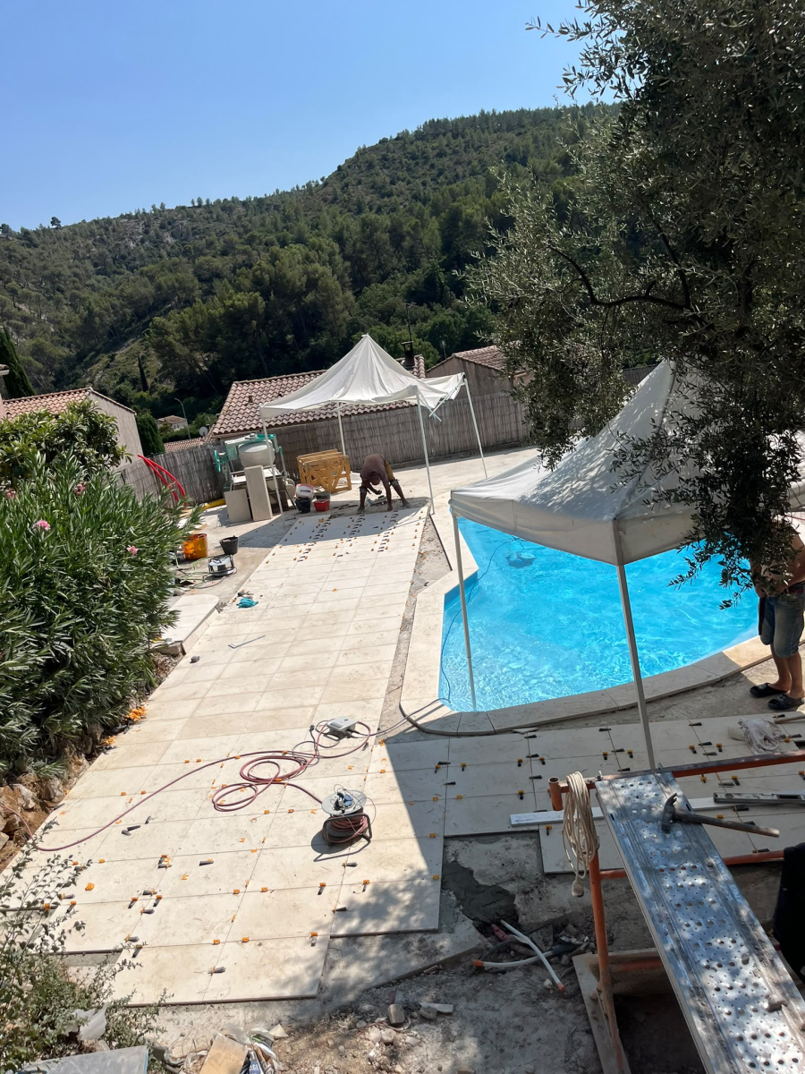 Carreleur en train de faire la plage d'un piscine