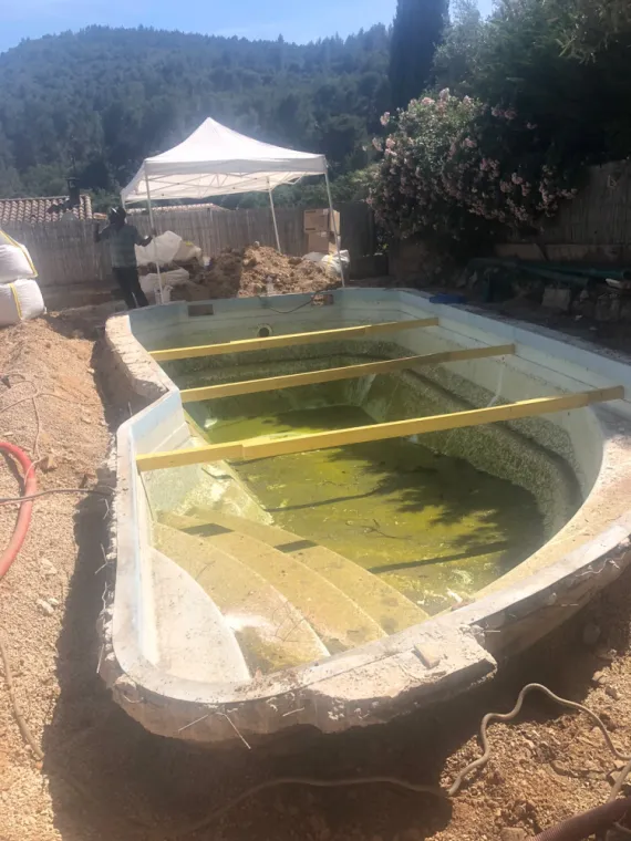 Piscine avec une eau verte avant rénovation
