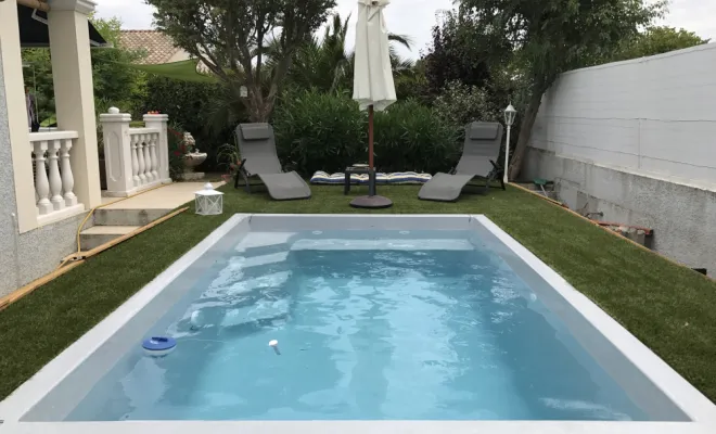 Piscine coque CITY dans un petit jardin