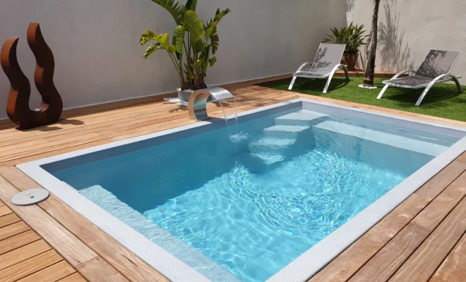 Piscine de moins de 10 mètre carré avec une plage en bois