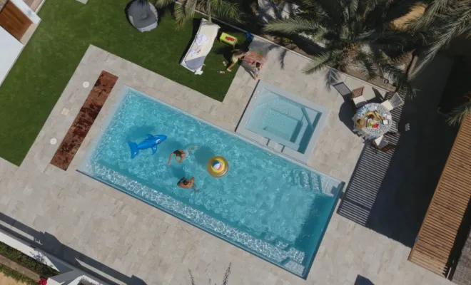 Photo prise avec drone d'une piscine atlantis avec volet immergé